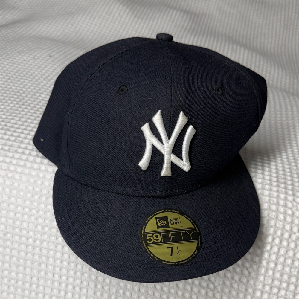 New Era Dark Blue New York Yankees Cap with White Emblem - 7-1/4